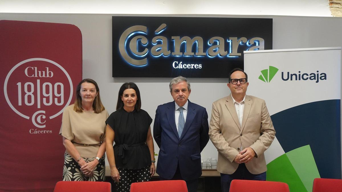 Marta Muñoz, directora de Zona Extremadura Norte de Unicaja; Marga Serna, directora territorial de Unicaja en Extremadura; Gabriel Álvarez, presidente de la Cámara de Comercio de Cáceres; y Raúl Iglesias, secretario general.