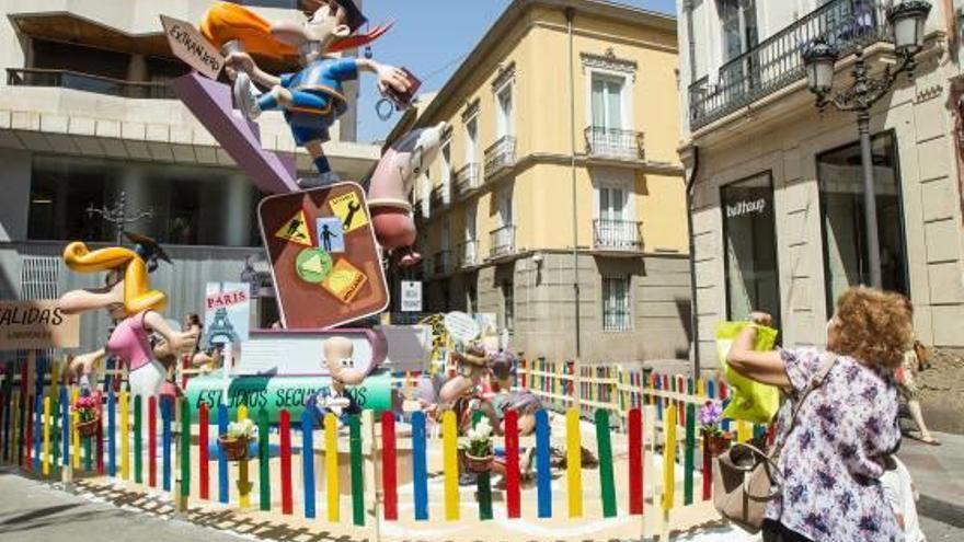 Una mujer fotografía el monumento de la Hoguera Gabriel Miró ayer.