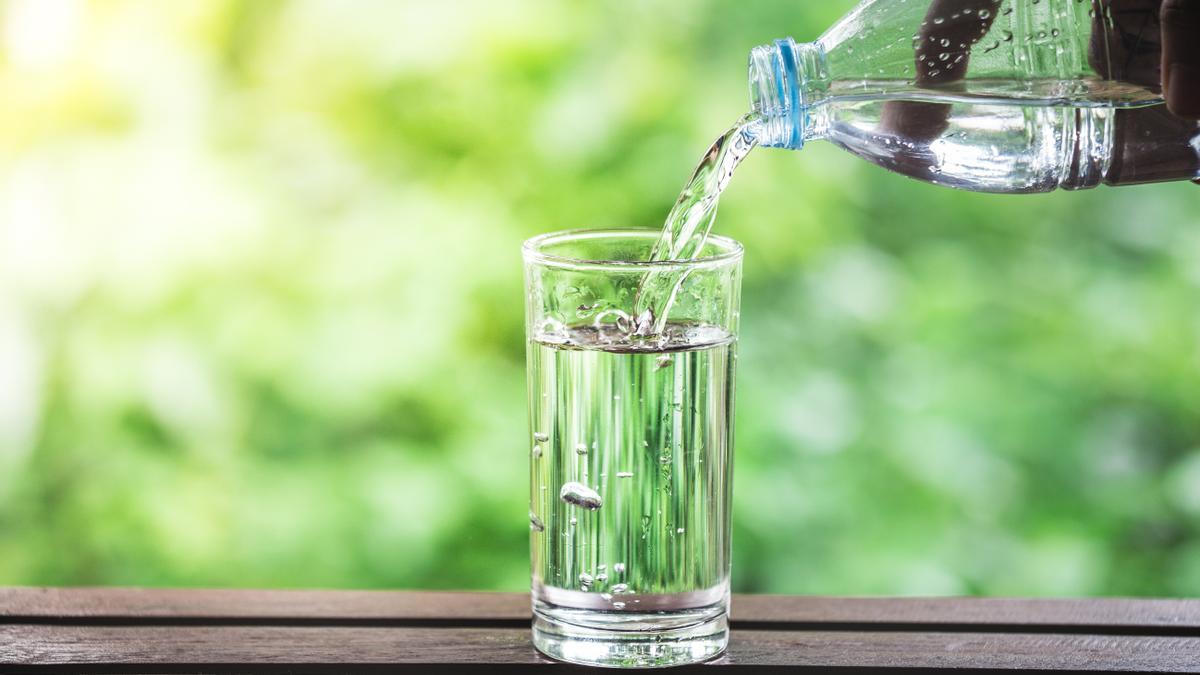 Para que tu cuerpo funcione correctamente, debes reponer el suministro de agua consumiendo bebidas y alimentos que contengan agua.