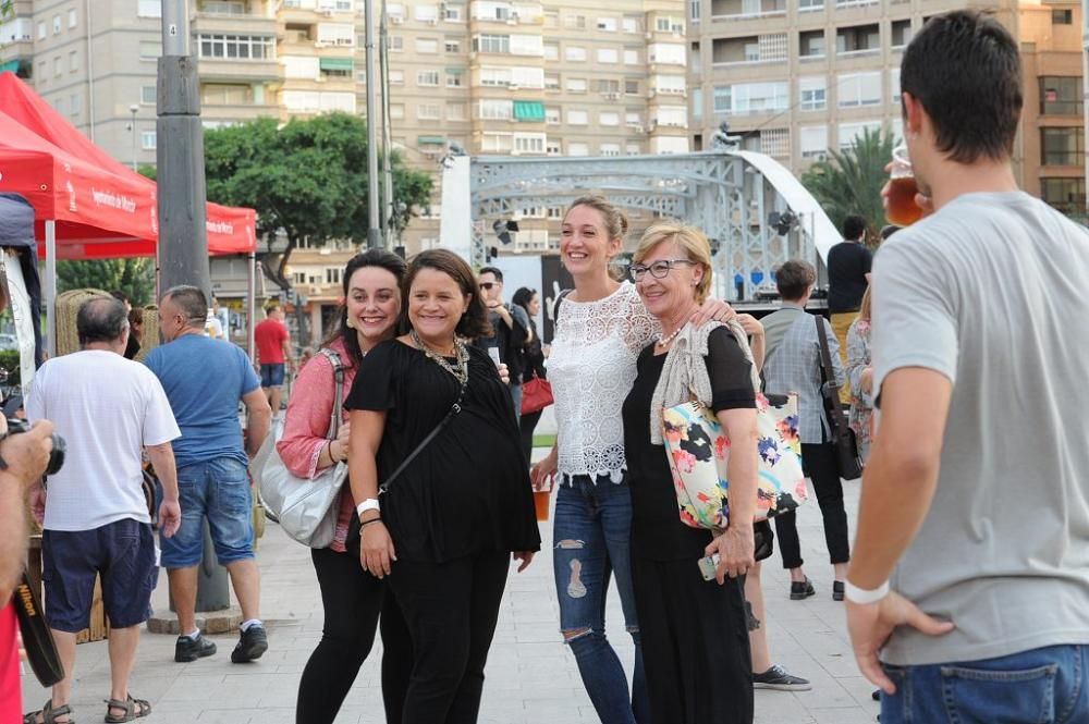La moda se pasea por el puente nuevo con 'Murcia Cycle Chic'