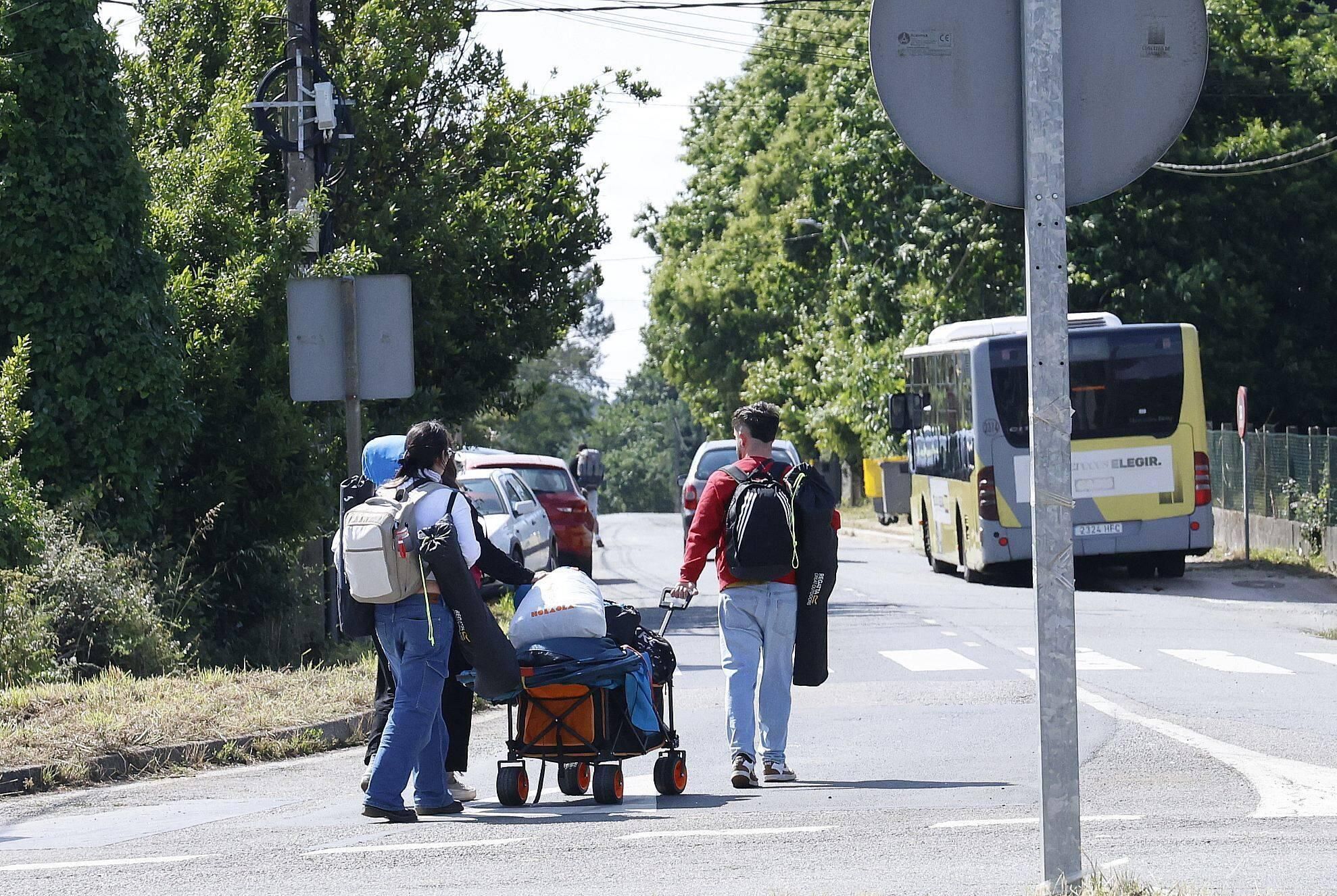 Vuelta a la realidad, paso a paso y mochila a cuestas: los campistas abandonan el Monte do Gozo