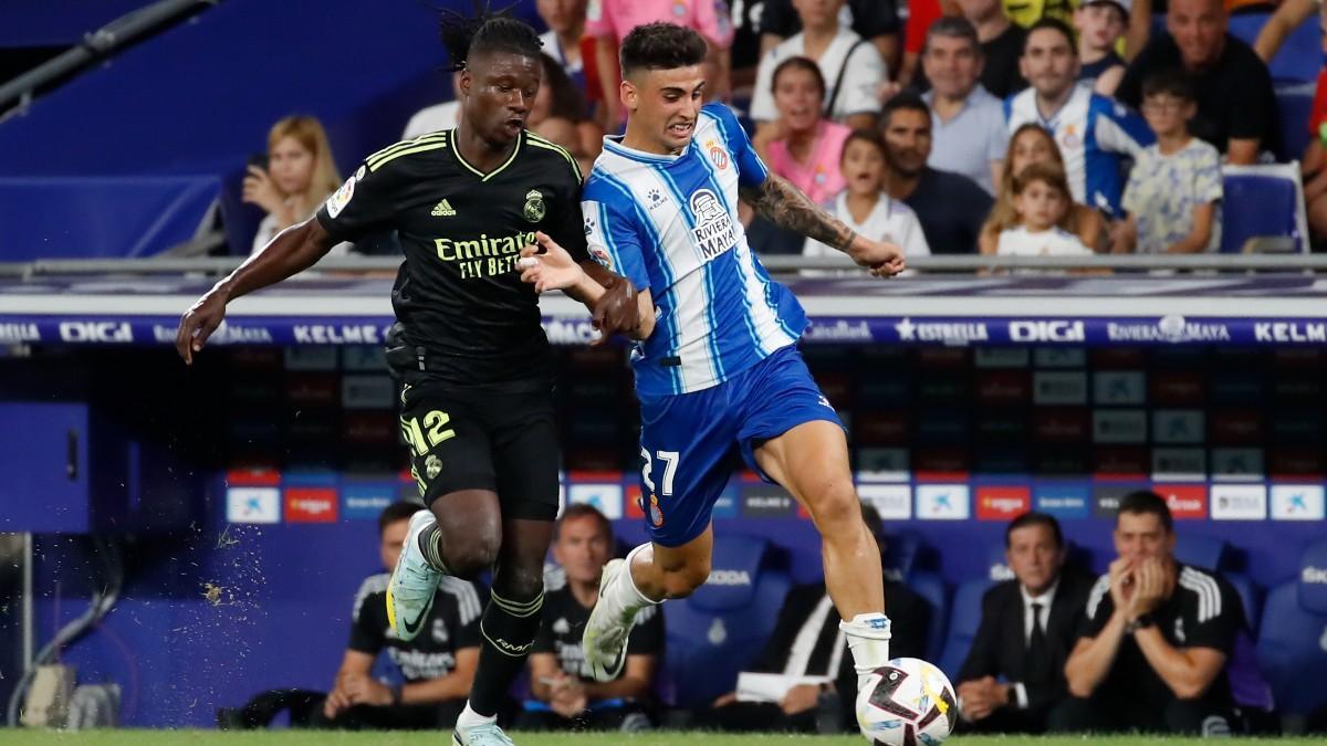 Rubén Sánchez en una disputa con Camavinga