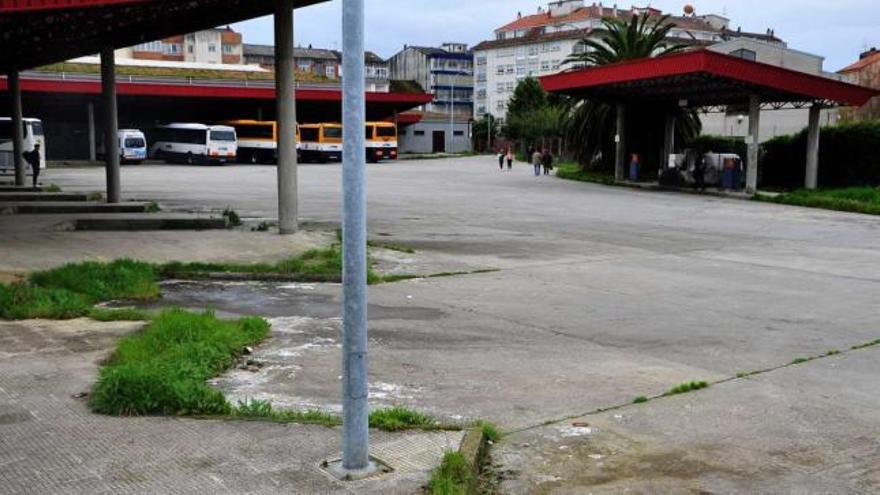 Una vista general del entorno de la estación de autobuses vilagarciana. La hierba incluso crece entre los andenes  //  Iñaki Abella