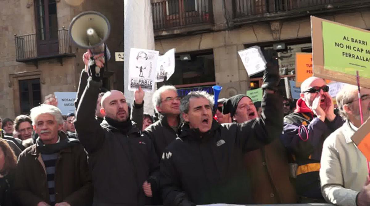 Les pancartes i els crits dels treballadors de TMB en contra de Xavier Trias han protagonitzat l’acte d’inauguració de l’escultura castellera a Barcelona.