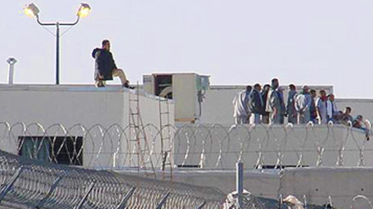 Varios presos de la cárcel de Ciudad de Juárez, en el tejado del recinto durante el motín.