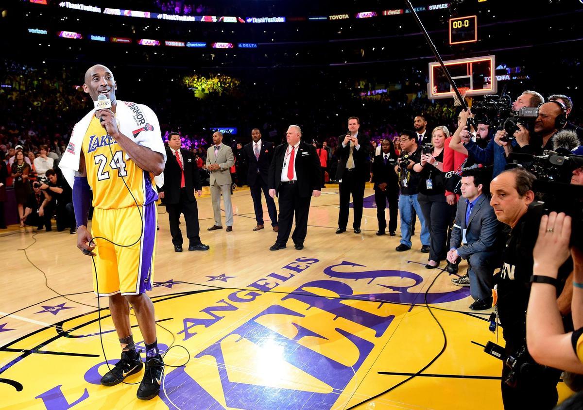 Kobe Bryant se dirige a la afición del Staples Center de Los Ángeles después de anotar 60 puntos en su último partido con los Lakers, el 13 de abril de 2016.