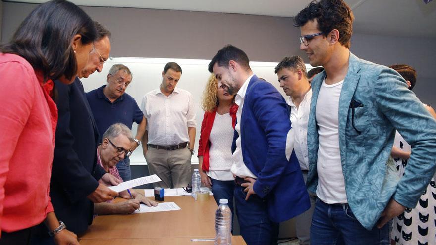 Entrega de avales de los precandidatos a la secretaría general del PSOE