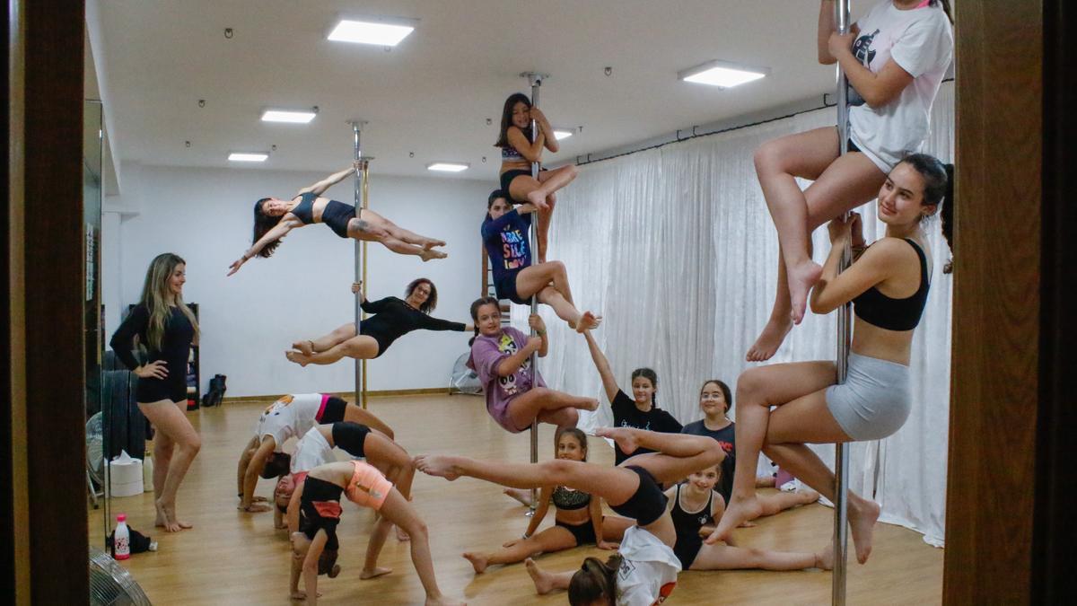 Una bailarina de pole dance revoluciona una residencia