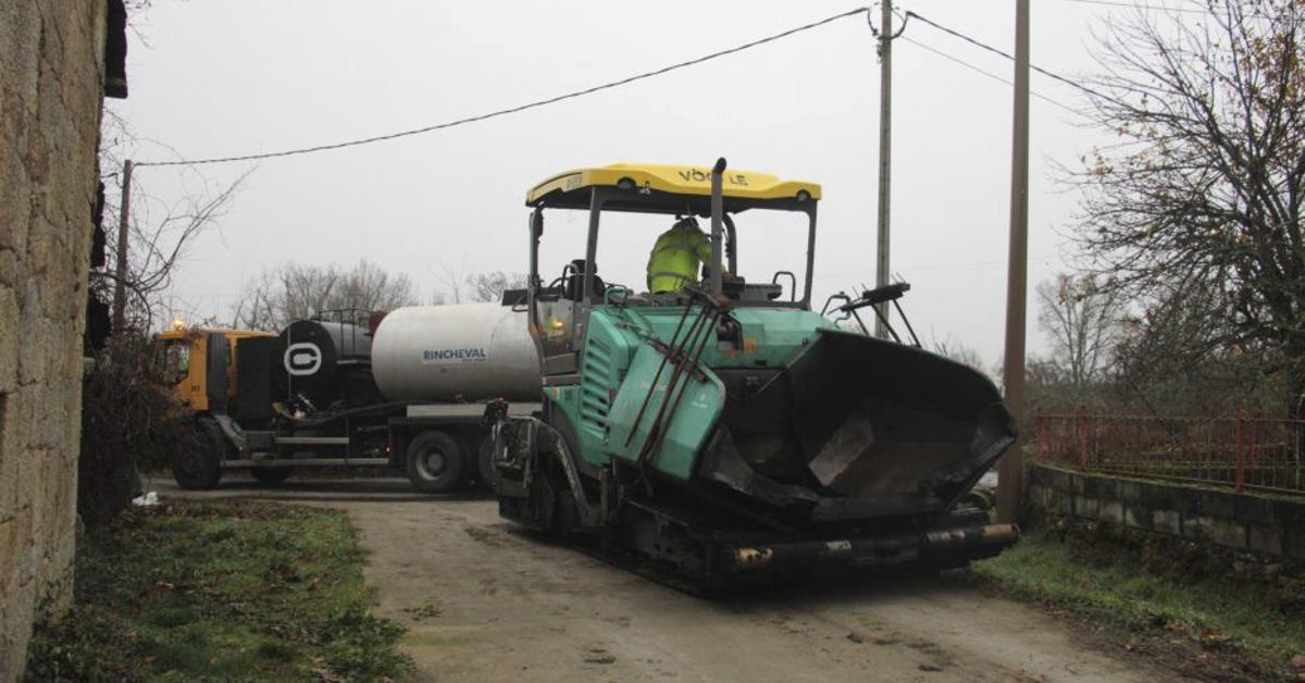 Operarios trabajan en las obras de mejora de la vía de Cobreros. | A. S.