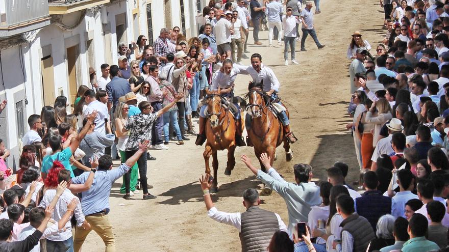 Arroyo honra a la Virgen de la Luz con carreras de caballos