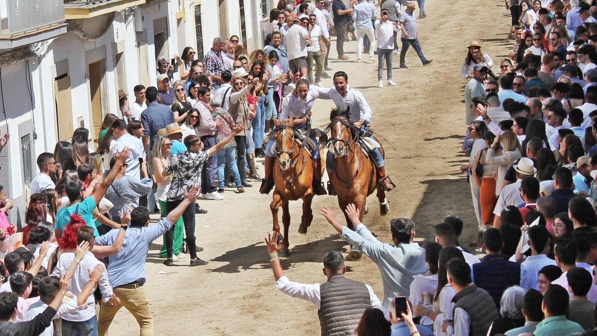 Álvaro y Nazaret en Collera bajando la Corredera