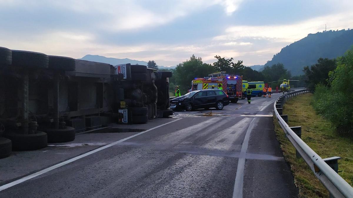 El camión quedó volcado sobre la vía