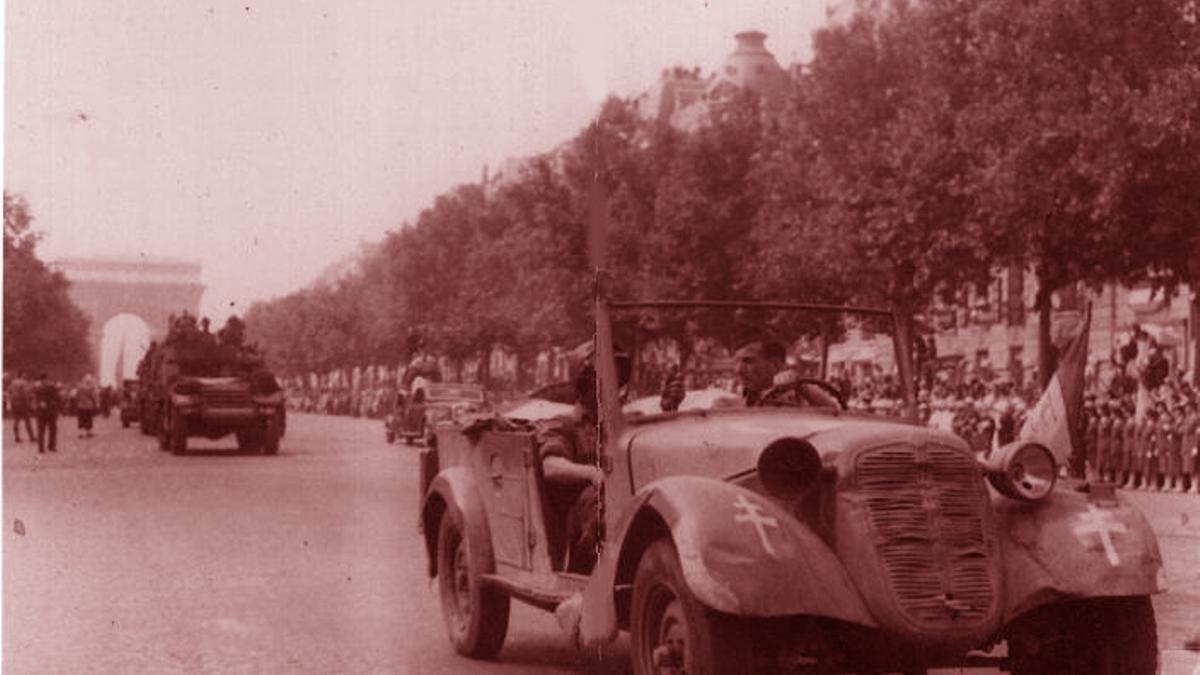 El teniente Granell conduce el vehículo que encabeza el desfile de la Liberación, presidido por De Gaulle.