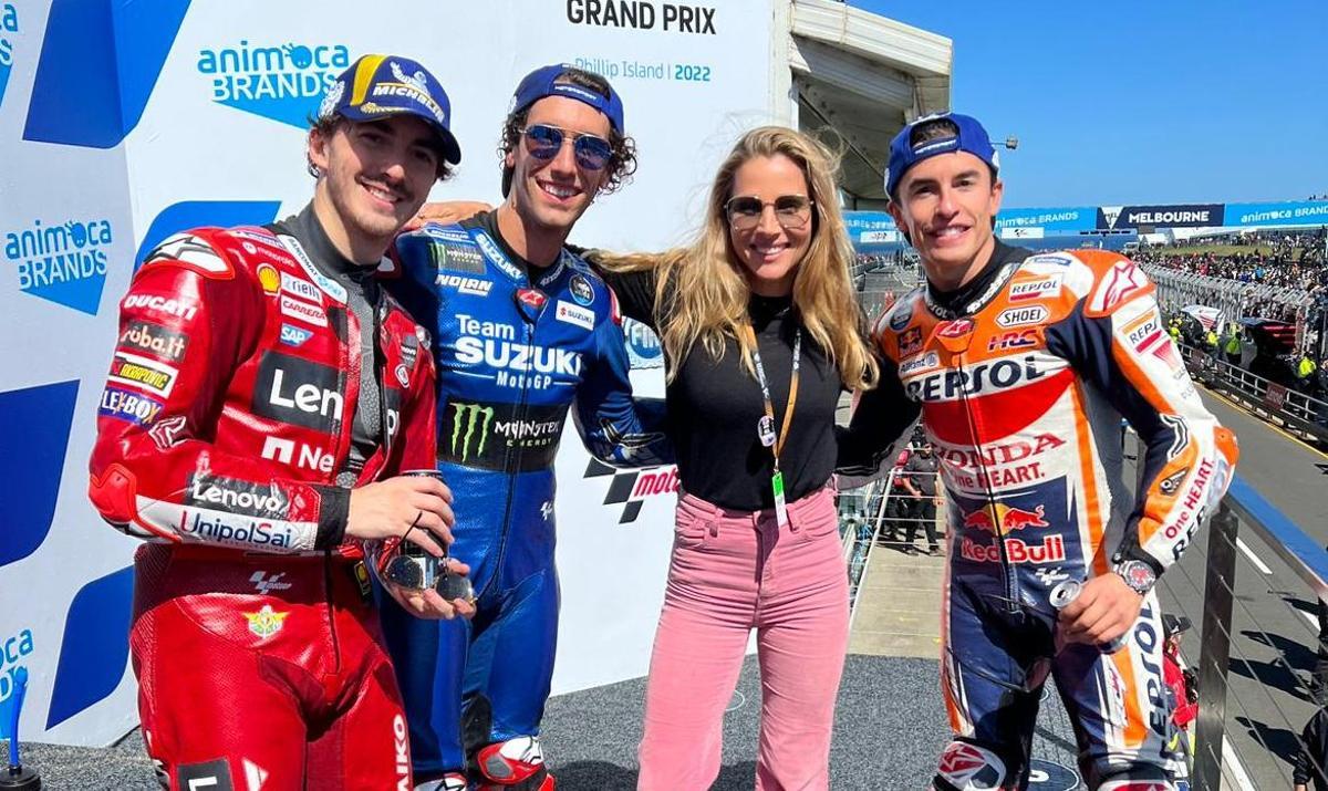 La actriz Elsa Pataky, residente en Australia, en el podio de Phillip Island con 'Pecco' Baganaia, Àlex Rins y Marc Márquez.