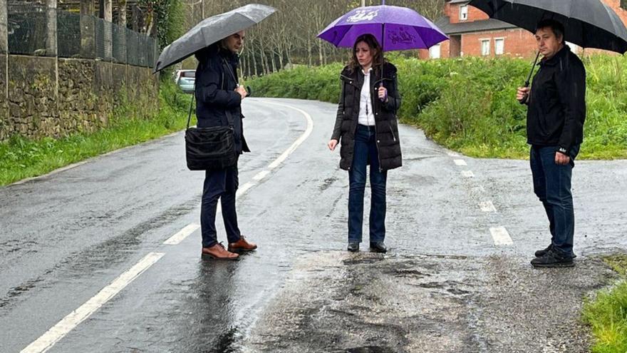 La diputada provincial de Infraestruturas en el lugar.  | // FDV