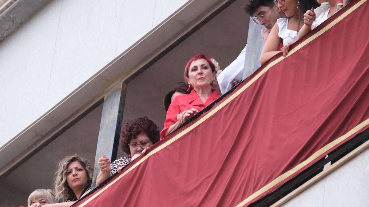 Elia Barceló contemplando un desfile desde el balcón.