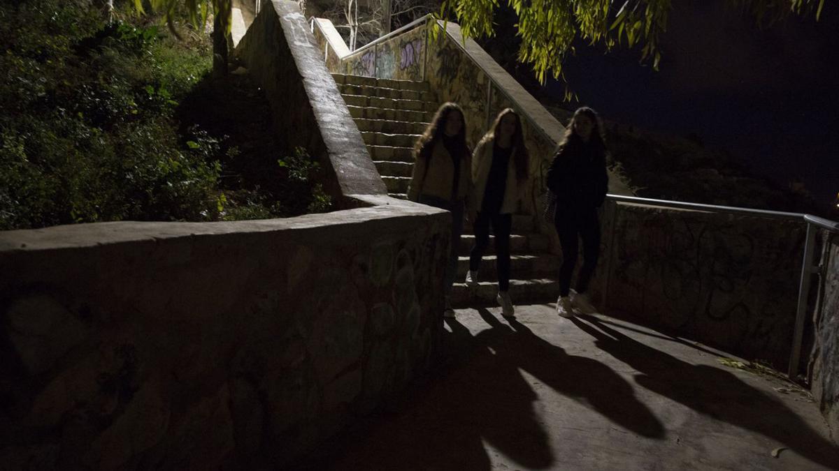 Tres alumnas del Conservatorio vuelven a sus casas a través del Tossal en penumbra. | RAFA ARJONES