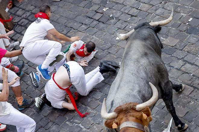 Mucho peligro con los toros de Escolar en el quinto encierro de los Sanfermines