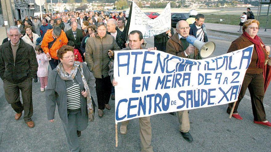 Los manifestantes recorrieron a pie la distancia entre la Porta do Sol, en Meira, hasta la Plaza del Concello.