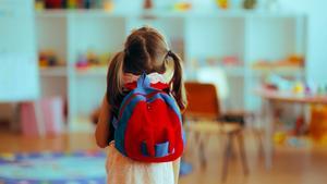 Una niña en el colegio.
