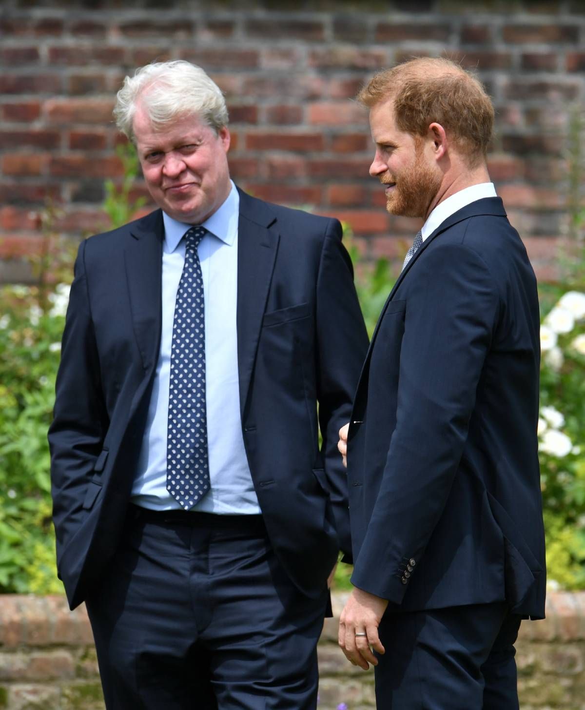 El príncipe Harry junto a su tío Charles Spencer durante un homenaje a Lady Dy en 2021