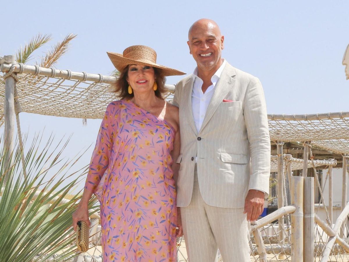 Ana Rosa Quintana y Juan Muñoz en la boda de Álvaro Rojo en la playa de El Palmar, a 21 de Junio de 2025 en Cádiz (España).