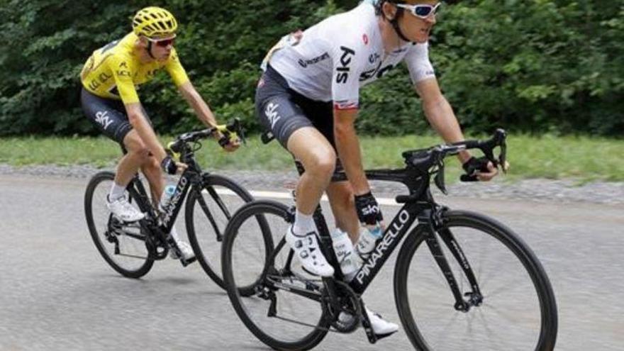 Geraint Thomas &quot;vende&quot; su magullado maillot tras la caída en el Col de la Biche