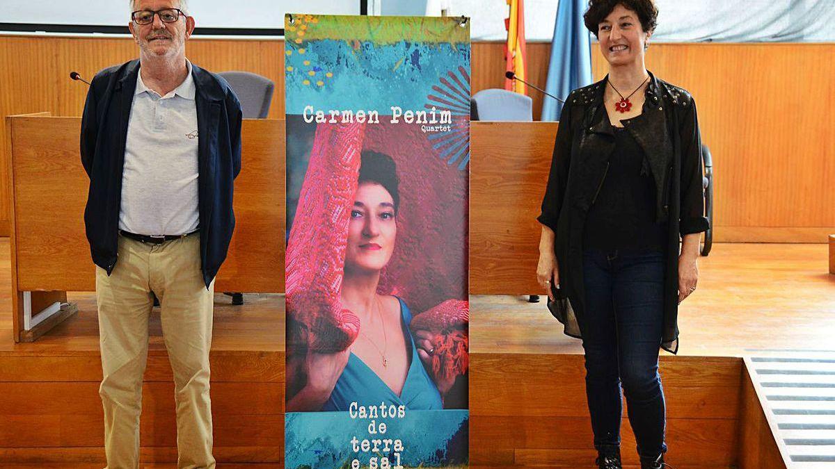 Xosé Manuel Pazos y Carmen Penim, ayer durante la presentación del programa.