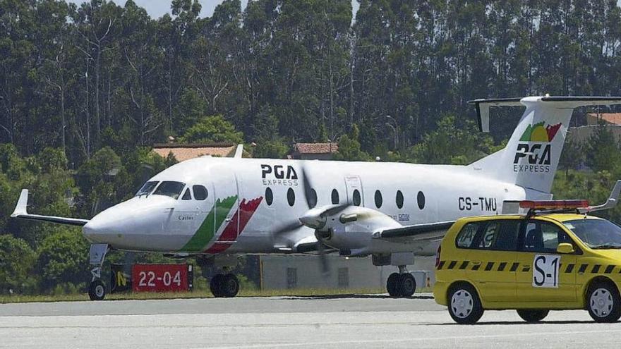 Un avión de Portugalia -filial de TAP- en Alvedro, donde operó hasta 2014 con ayudas. // Carlos Pardellas