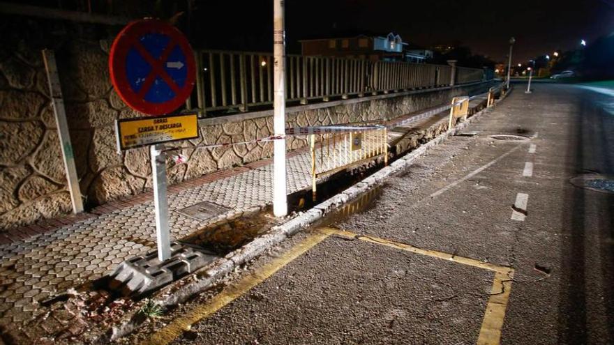 Obras, ayer, en la calle Pablo Laloux para cambiar las farolas.