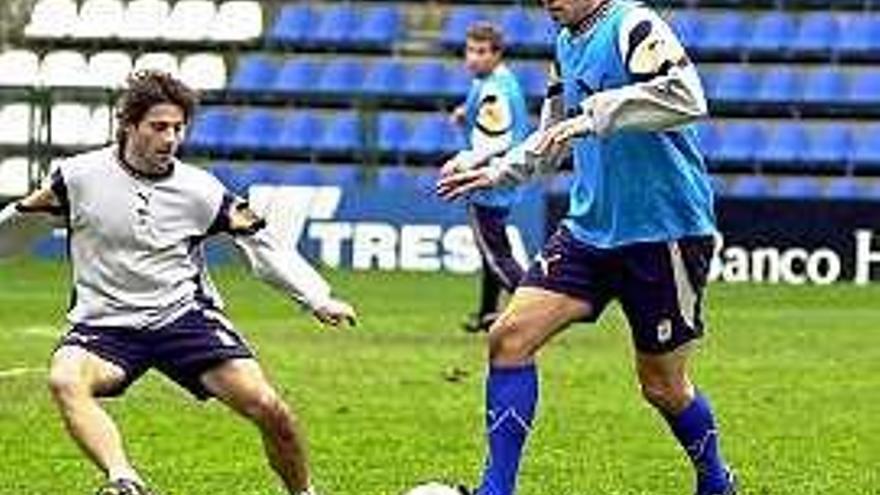 Collymore, en un entrenamiento del Oviedo, con Amieva. | lne