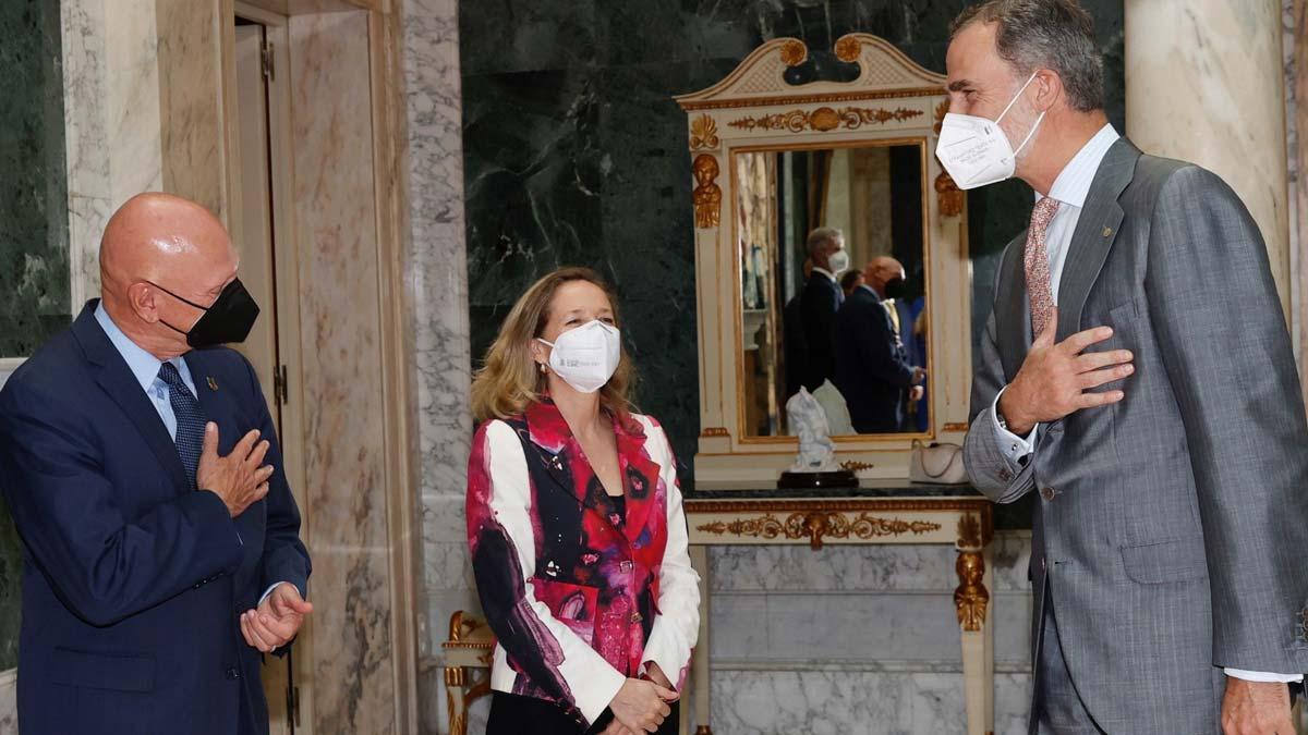 John Hoffman, Nadia Calviño y el rey Felipe VI durante su encuentro en el Palacete Albéniz de Barcelona