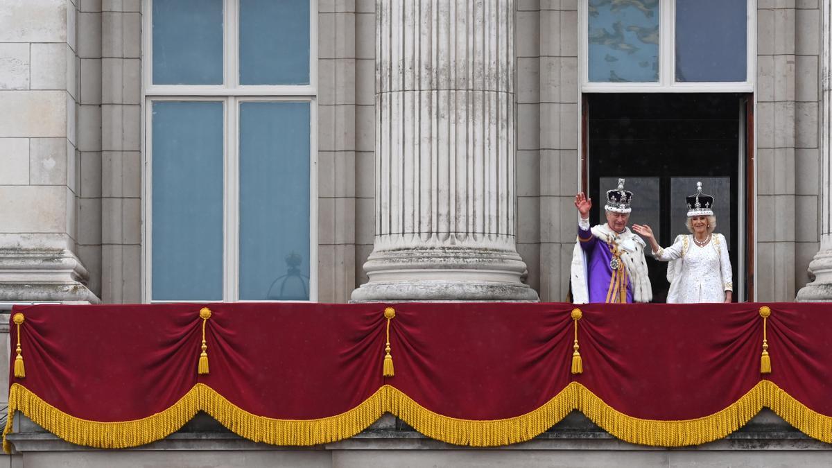 Carlos III y Camilla saludan desde el Palacio de Buckingham.