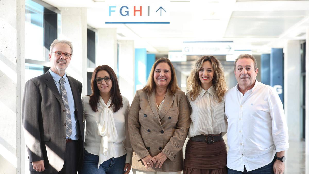 De izquierda a derecha: Nacho Casas, Beatriz Álvarez, Manuela García Romero, Ainhoa Barbacil y Antonio Cruz, durante el décimo aniversario del Hospital Can Misses.