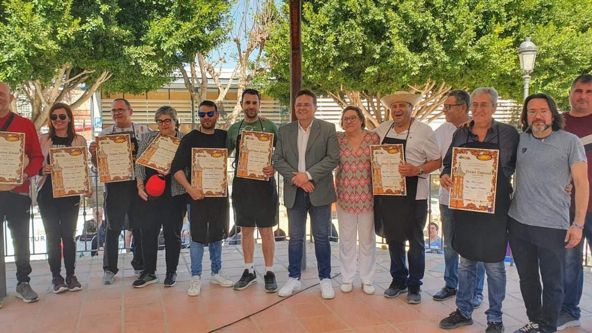 Las autoridades con los ganadores del concurso.