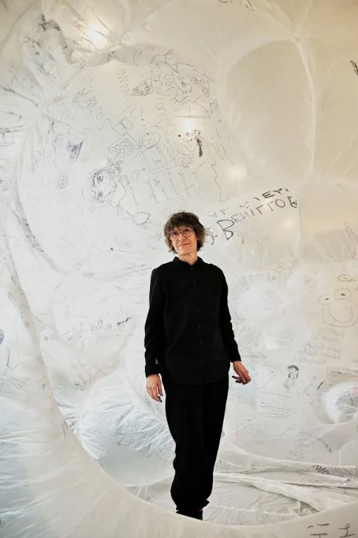 La artista alicantina Olga Diego expone una escultura inflable en Dublín