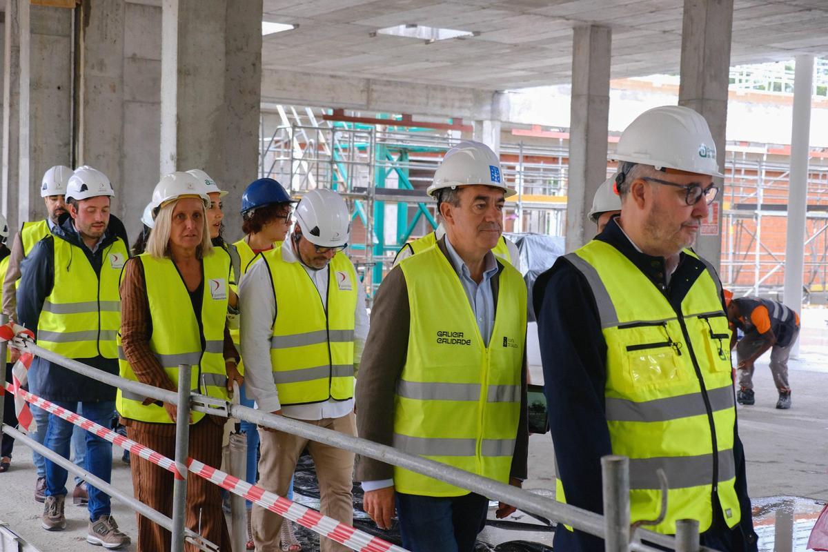 El conselleiro de Educación, Román Rodríguez, visita las obras del nuevo CEIP de O Milladoiro