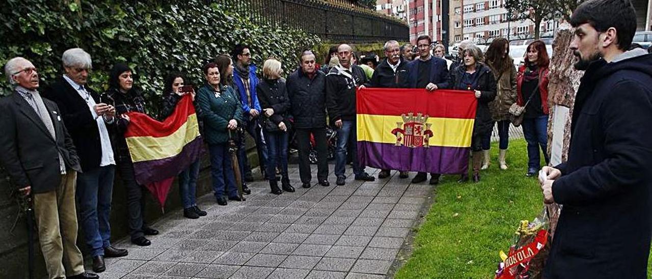 Un acto del colectivo “La Trókola” en abril de 2016 ante el monolito de la Quinta Pedregal. | R. S.