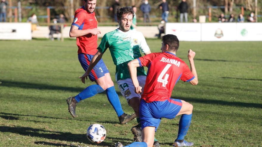 Las mejores imágenes de la jornada de la Tercera División de fútbol de Asturias: goles, público en las gradas y termómetros a la entrada de los campos