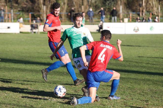 Las mejores imágenes de la jornada de la Tercera División de fútbol de Asturias: goles, público en las gradas y termómetros a la entrada de los campos