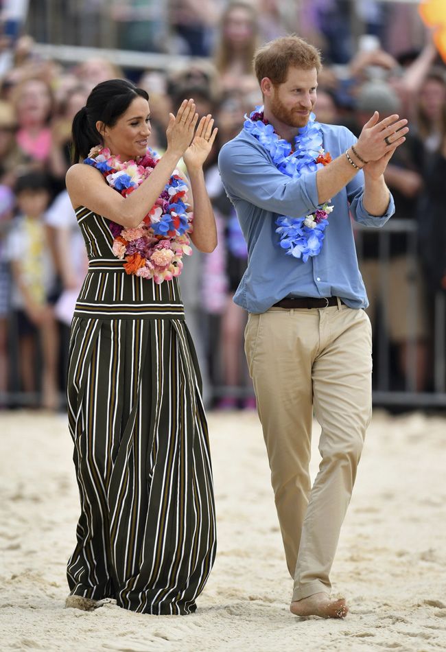 Los duques de Sussex saludando en su visita a la playa de Bondi