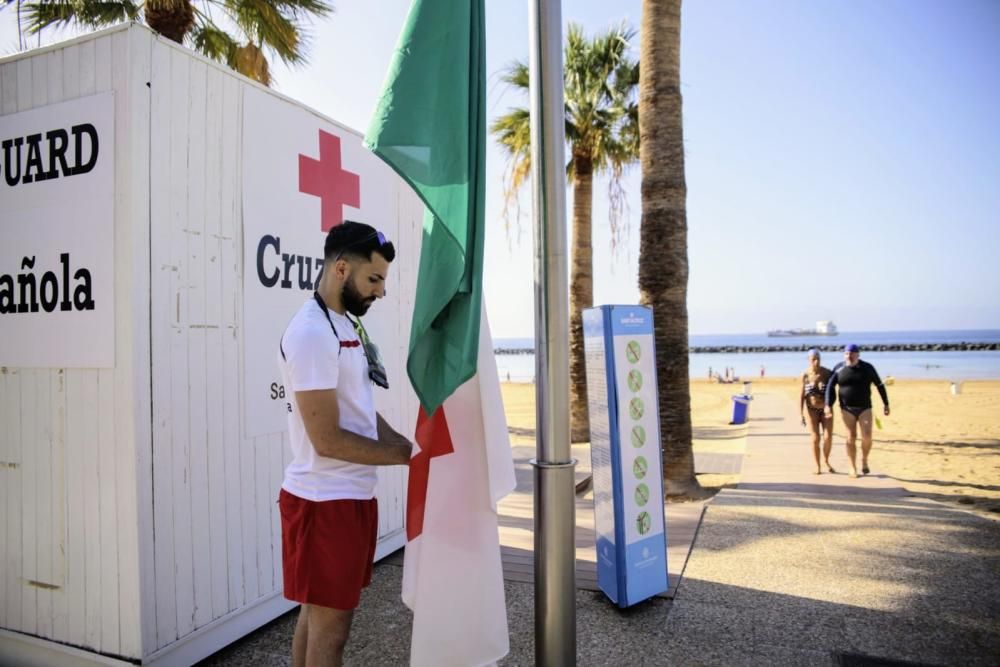 Primeros bañistas en la playa de Las Teresitas