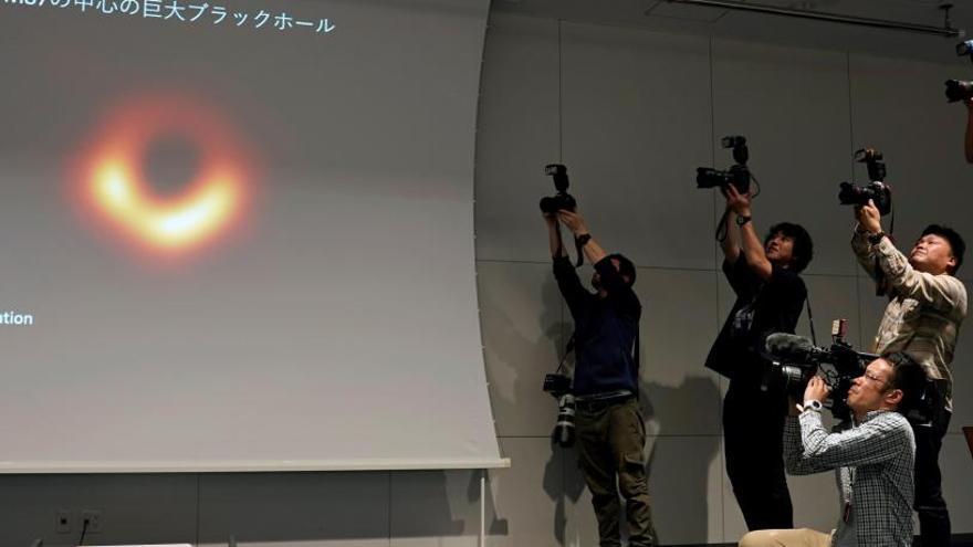 FotÃ³grafos y un cÃ¡mara captan la primera imagen de un agujero negro