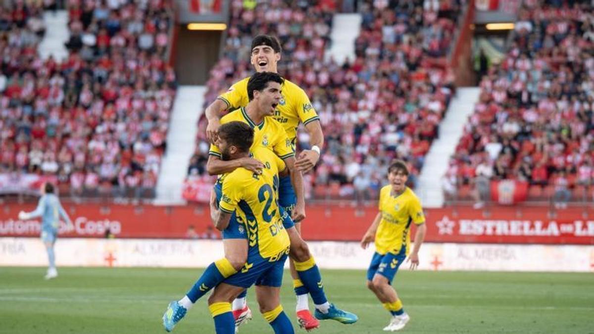 Los jugadores de Las Palmas celebran el gol de la victoria ante el Almería