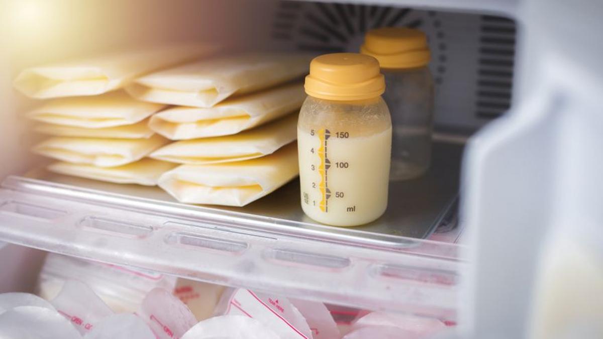 Un biberón con leche materna, en la nevera.