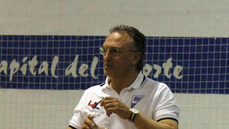 Manolo Díaz, entrenador del Oviedo Balonmano Femenino.