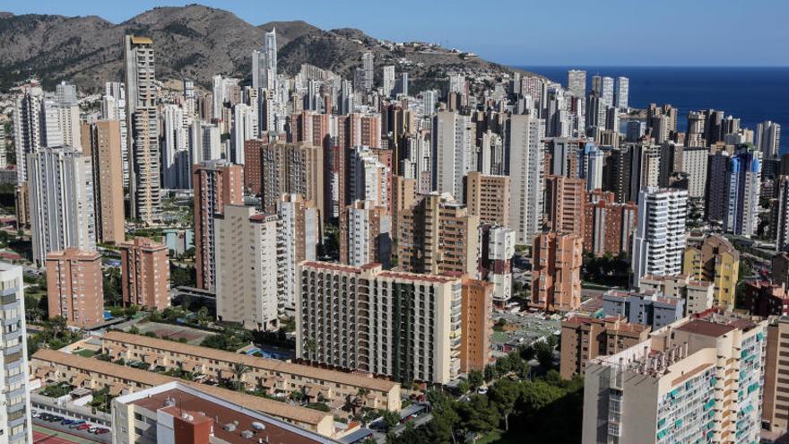 Una parte de los rascacielos de Benidorm con el parque natural de Serra Gelada al fondo.