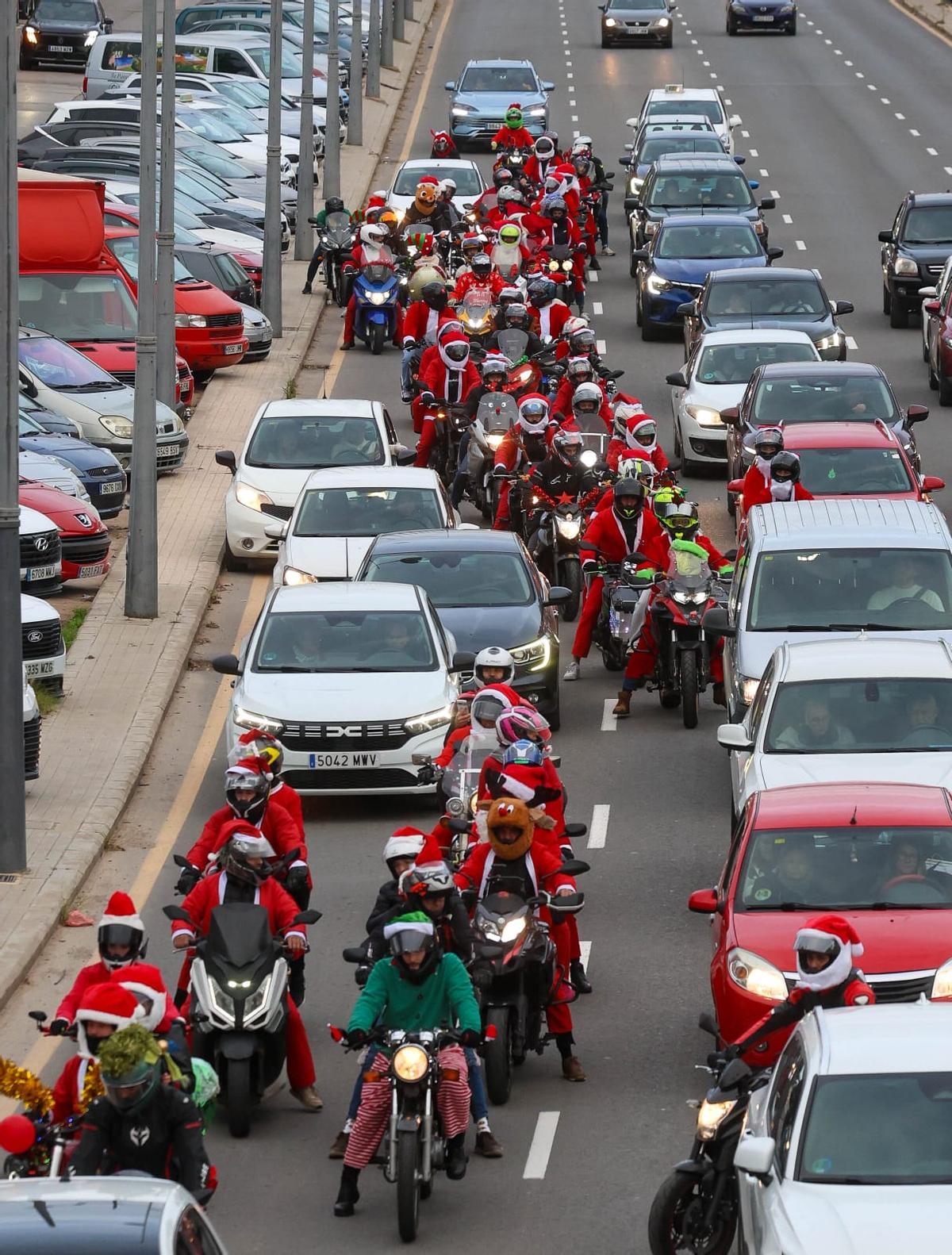 'Papanoelada' motera recorre las calles de València