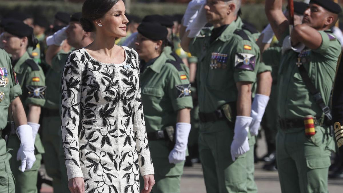 Letizia Ortiz durante un acto militar en Madrid con un vestido de Felipe Varela que ya ha lucido en ocasiones anteriores