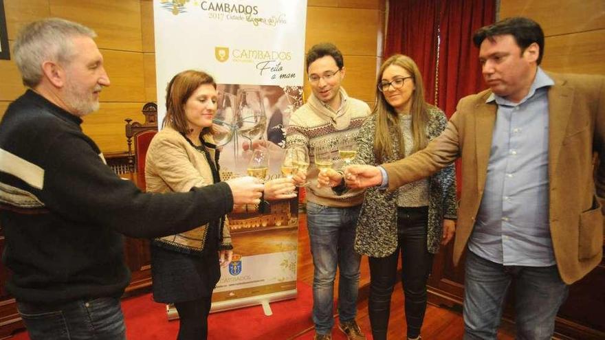 El cuatripartito brindó ayer por el éxito que supuso la Ciudad Europea del Vino para Cambados. // Iñaki Abella